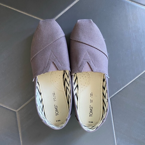 Woman’s grey size 9.5 shoes - Toms - Picture 3 of 4